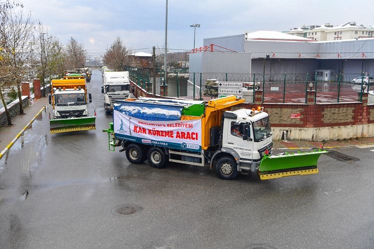 SANCAKTEPE BELEDİYESİ EKİPLERİ KAR YAĞIŞINA KARŞI TEYAKKUZDA