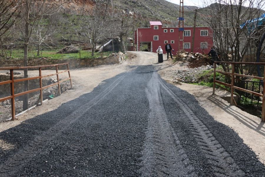 BİTLİS’TE KIŞIN BOZULAN YOLLAR ONARILIYOR