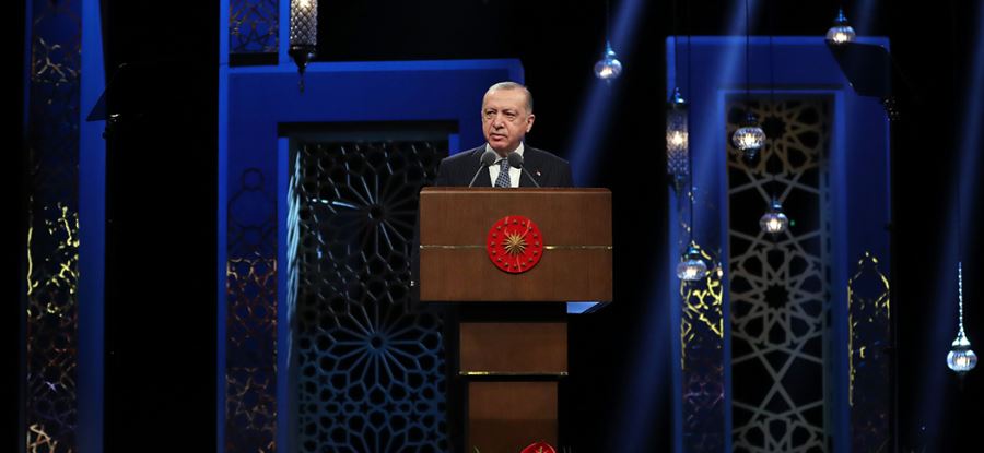 MÜSLÜMAN GENÇ KIZLARA GETİRİLEN BAŞÖRTÜSÜ YASAĞI İSE AYRI BİR GARABETTİR