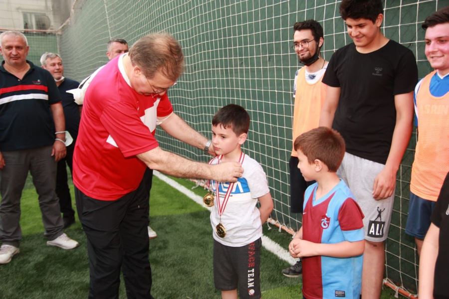 AK PARTİ KARTAL ,ÜÇ KUŞAĞI FUTBOL TURNUVASINDA BULUŞTURDU