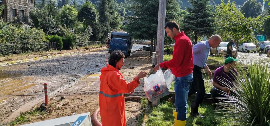 KIZILAY RİZE’DE SELDEN ETKİLENEN VATANDAŞLAR İÇİN TEYAKKUZDA