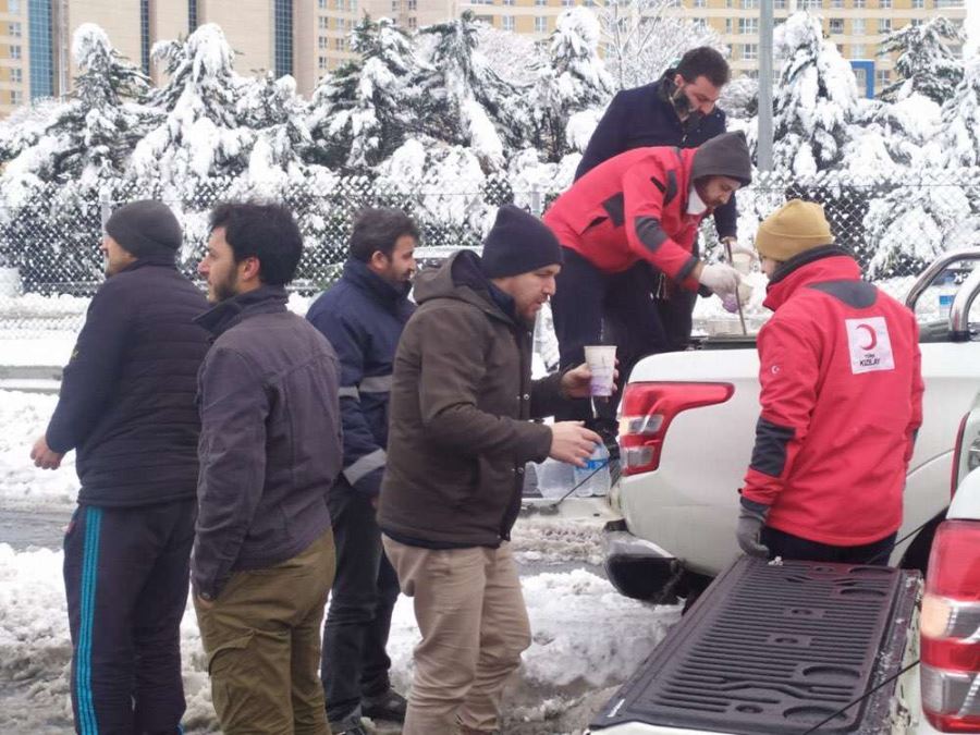 KIZILAYCILARIN KAR MAĞDURLARINA DESTEĞİ SÜRÜYOR