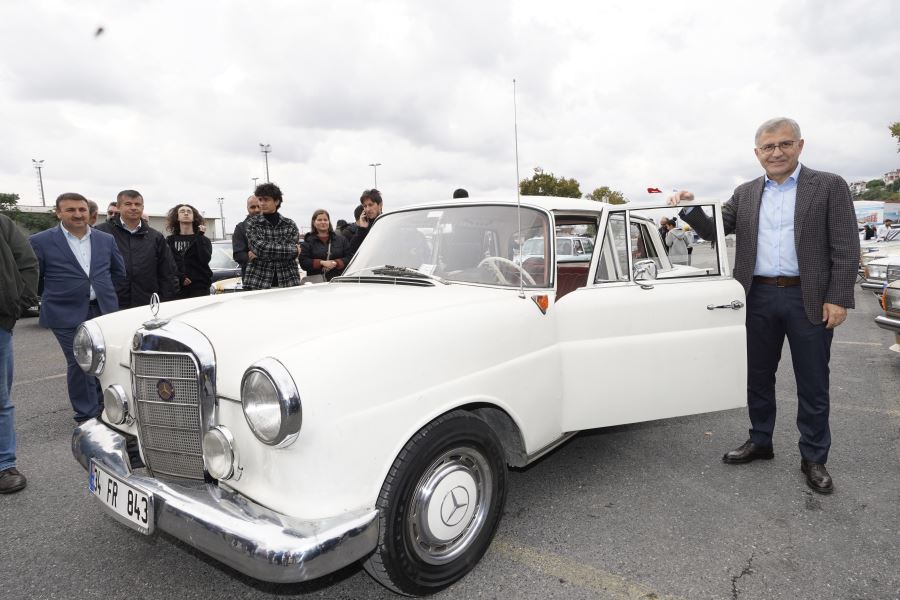 KLASİK OTOMOBİL TUTKUNLARI ÜSKÜDAR’DA BULUŞTU