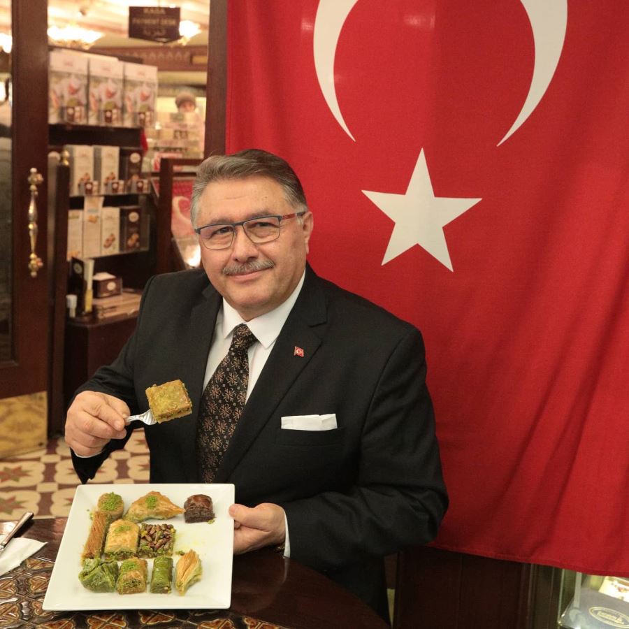 KARAKÖY GÜLLÜOĞLU, YENİ MAĞAZASINDA HİZMET VERMEYE BAŞLADI