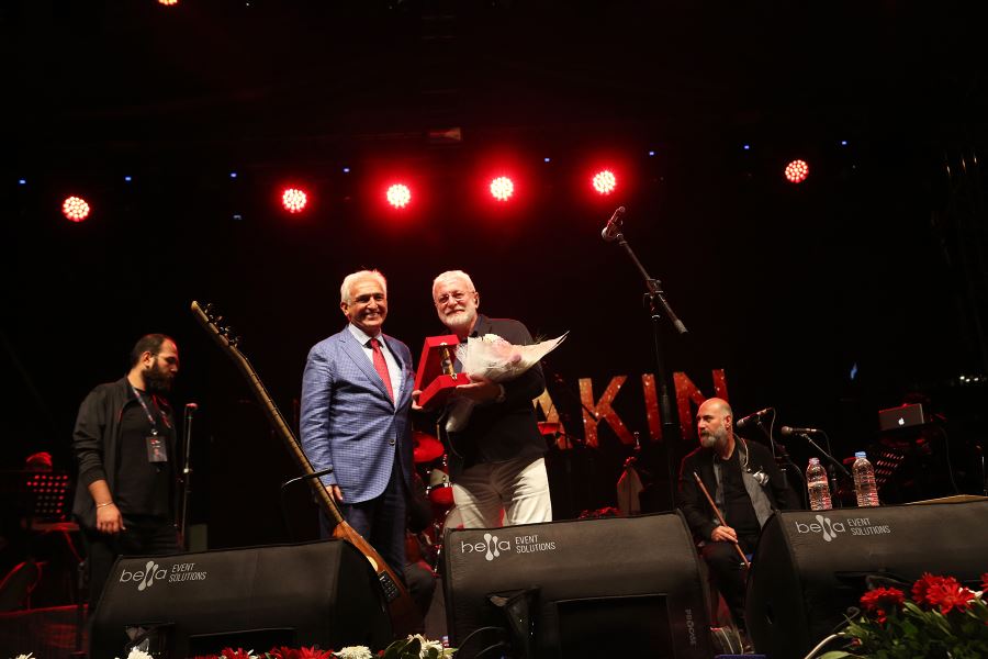 ONUR AKIN VE AYDİLGE ATAŞEHİR’DE KEYİFLİ BİR KONSER DENEYİMİ YAŞATTI
