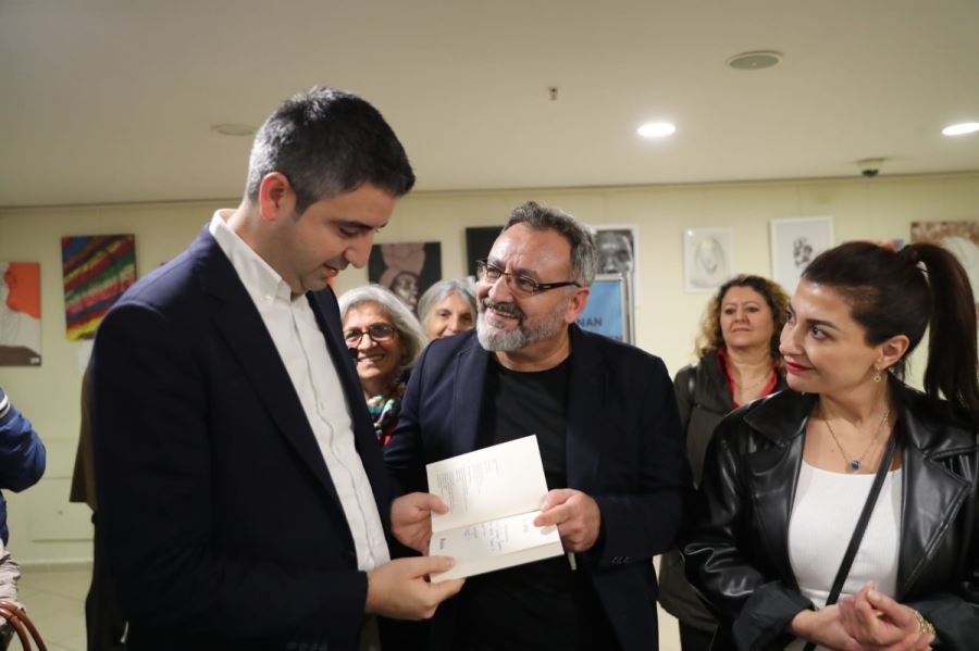 GURBETÇİ YAZAR KENAN TAŞKESEN, “AŞİL TOPUĞU” ADLI KİTABINI OKURLARI İÇİN İMZALADI