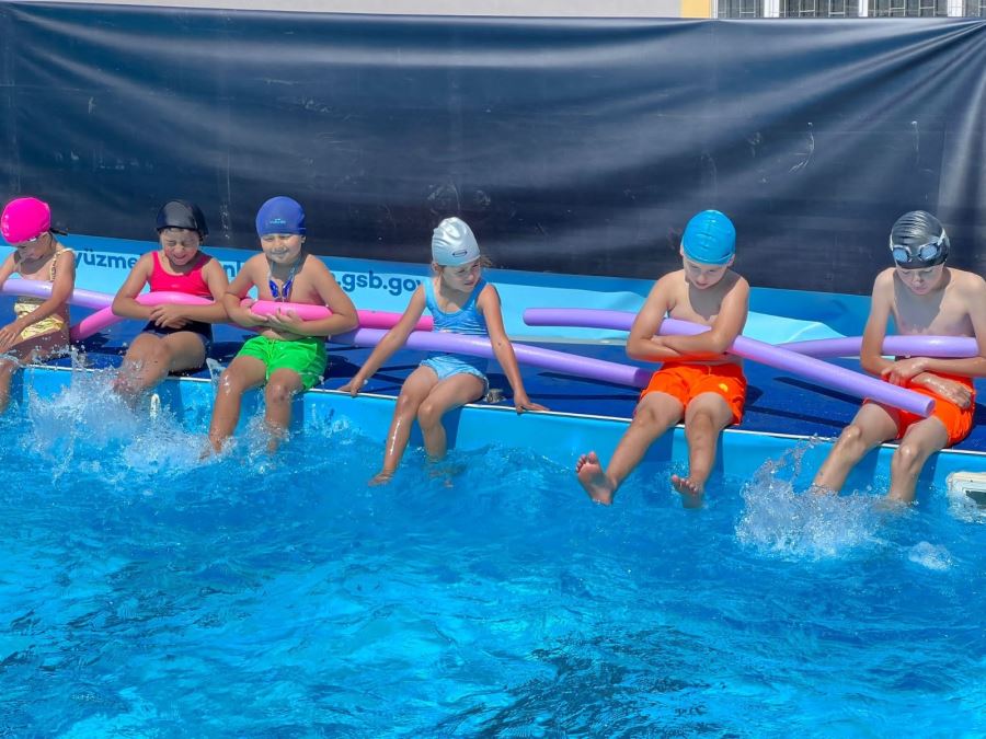 MALTEPE’DE ÇOCUKLAR YÜZÜYOR