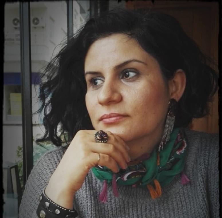  ORAKOĞLU “RENK, KONTRAST VE DOKULARI, AHŞABIN ÜZERİNİ YAKARAK ELDE ETTİĞİM TONLARLA OLUŞTURMAYA ÇALIŞIYORUM.”