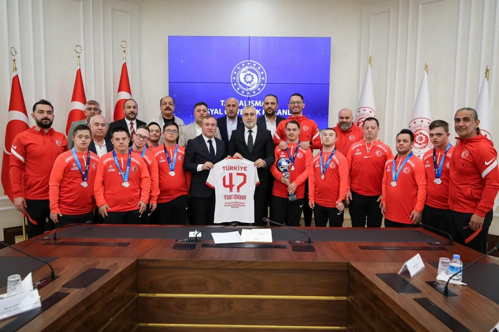 BAKAN IŞIKHAN, DOWN SENDROMLU  FUTSAL MİLLİ TAKIMI İLE BİR ARAYA GELDİ