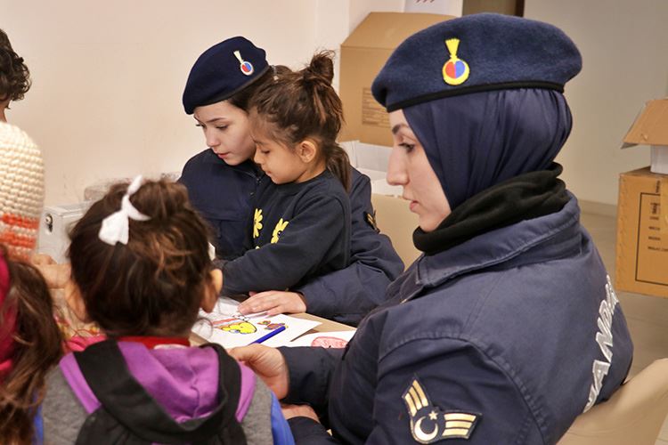  JANDARMA ABLALARININ OYUNLARIYLA MORAL BULUYORLAR