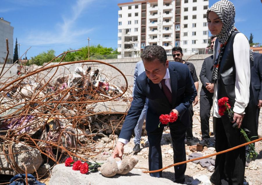 BABACAN, KAHRAMANMARAŞ’TA EBRAR SİTESİ ENKAZINA KARANFİL BIRAKTI