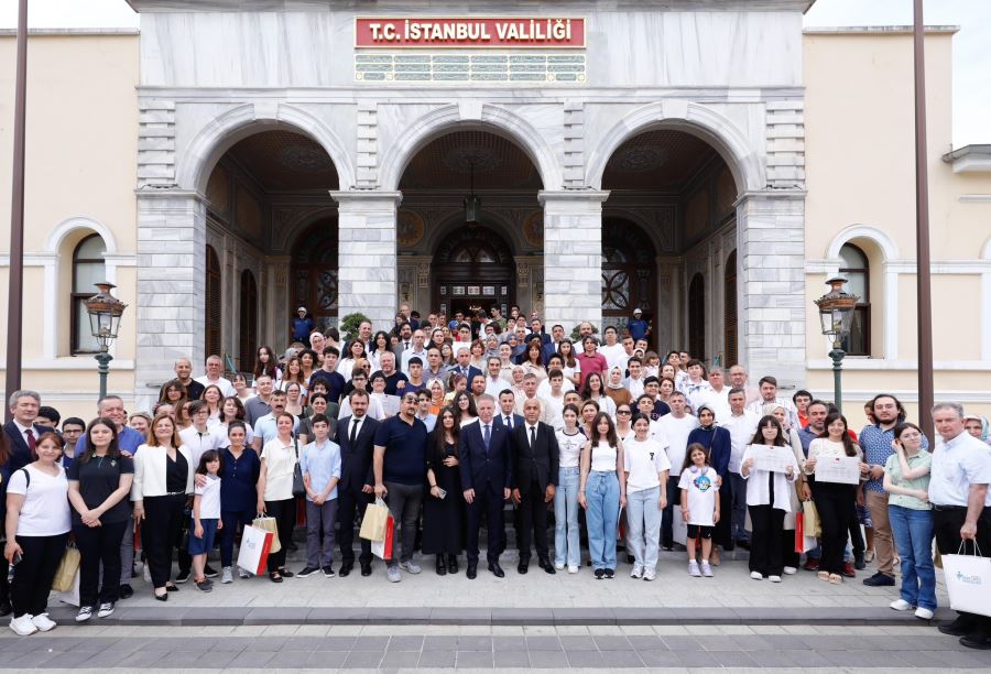 VALİ GÜL, LGS’DE TAM PUAN ALAN ÖĞRENCİLERE ÖDÜLLERİNİ VERDİ