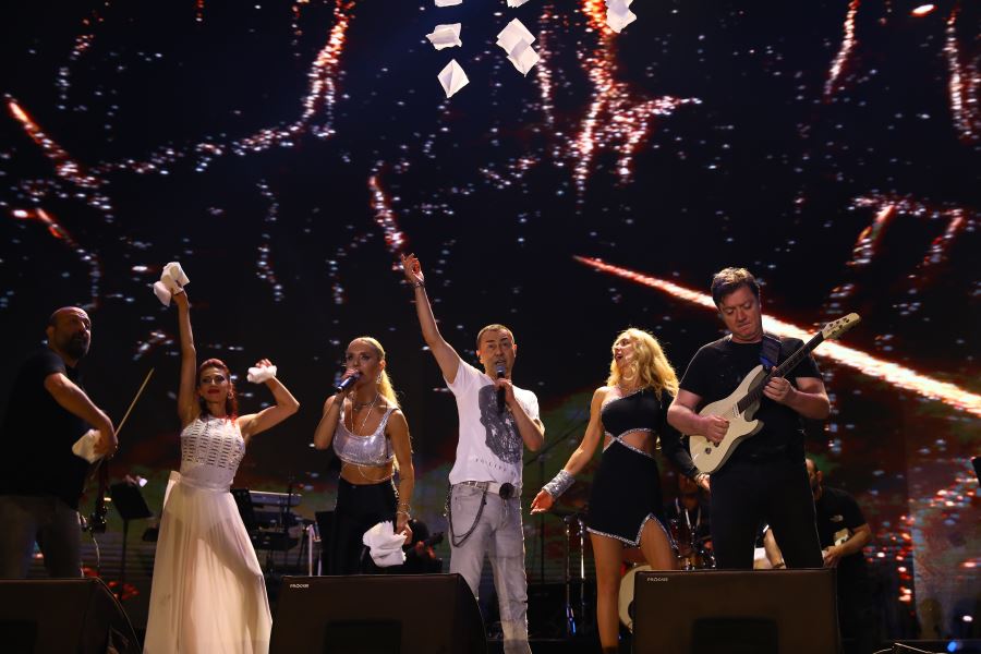 İSTANBUL FESTİVALİ’NDE HANDE YENER VE SERDAR ORTAÇ RÜZGARI ESTİ
