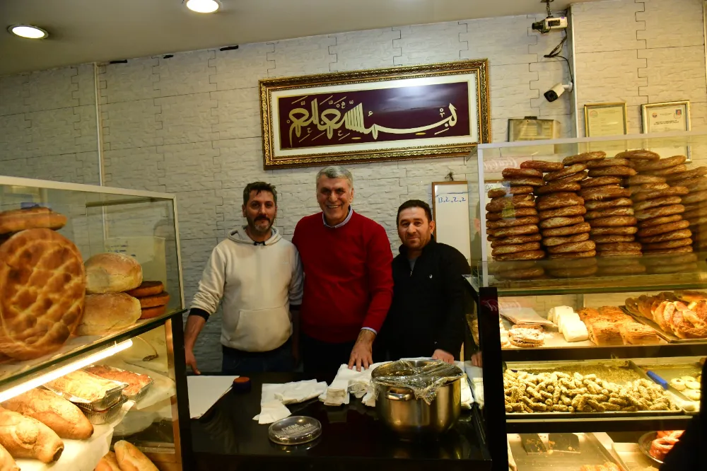 KADEM EKŞİ, HAMUR YOĞURUP EKMEK PİŞİRDİ