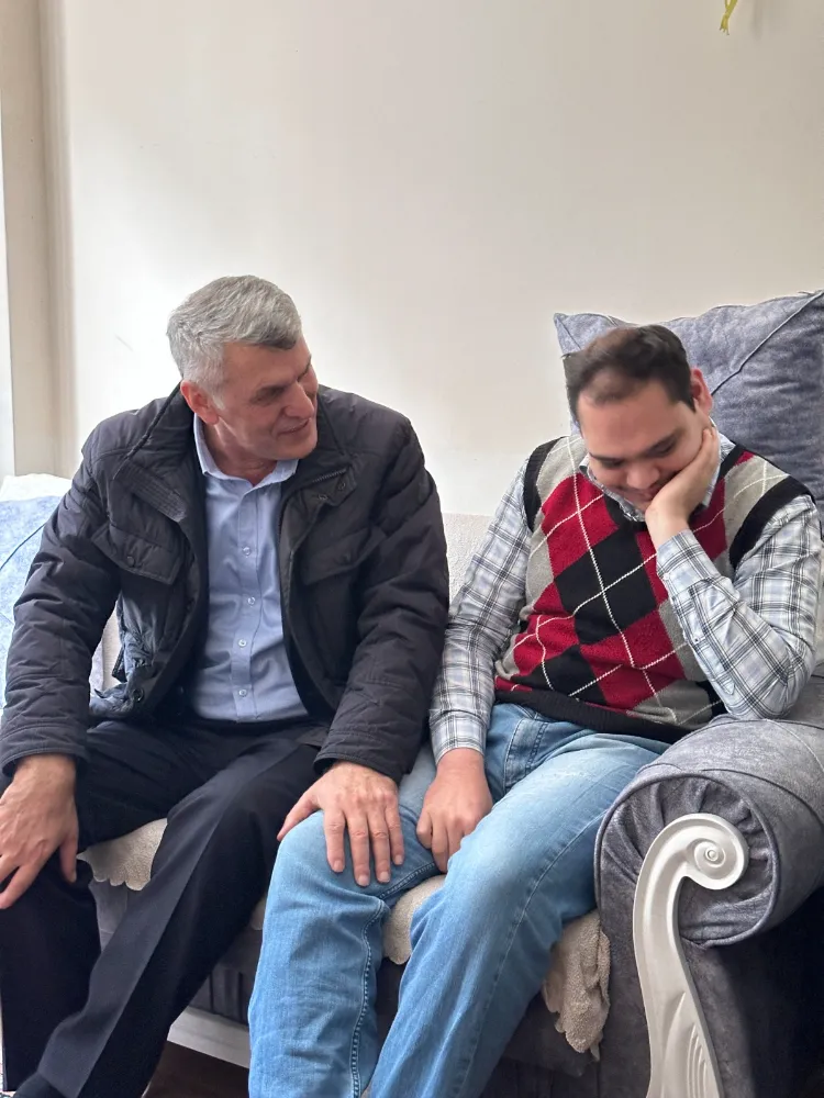  EKŞİ,ENGELLİ AİLEYE ARABA HEDİYE ETTİ