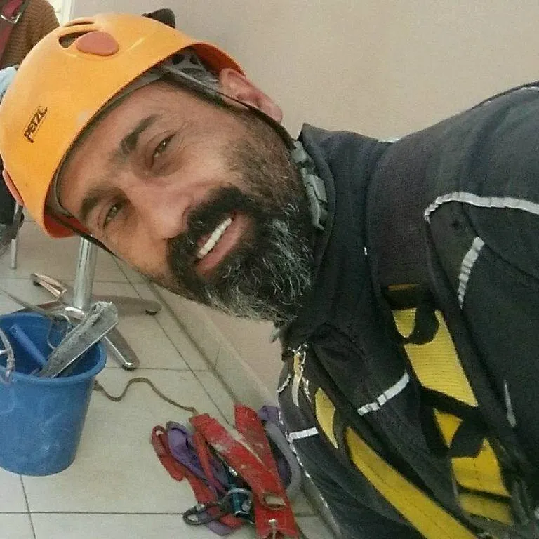 GÖKLERDE KARTAL GİBİ: 50 KATLI BİNALARIN SESSİZ KAHRAMANI MURAT ÖLMEZ