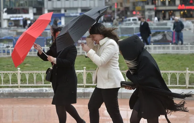 AKOM UYARDI: İSTANBUL’DA SOĞUK VE YAĞIŞLI HAVA ETKİLİ OLACAK