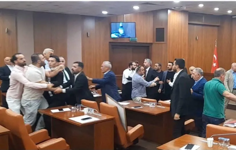 BELEDİYE MECLİSİ’NDE GERGİNLİK TAVAN YAPTI: AJDA PEKKAN VE BÜLENT ERSOY BENZETMELERİ OLAY ÇIKARDI