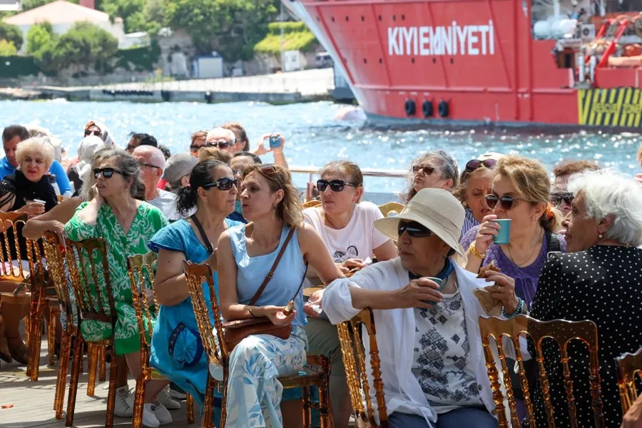 BELEDİYEDEN EMEKLİLERE BOĞAZ TURU