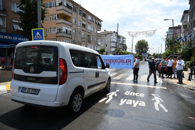 YAYALARA GEÇİŞ ÜSTÜNLÜĞÜ VEREN SÜRÜCÜLERE ŞAŞIRTAN SÜRPRİZ
